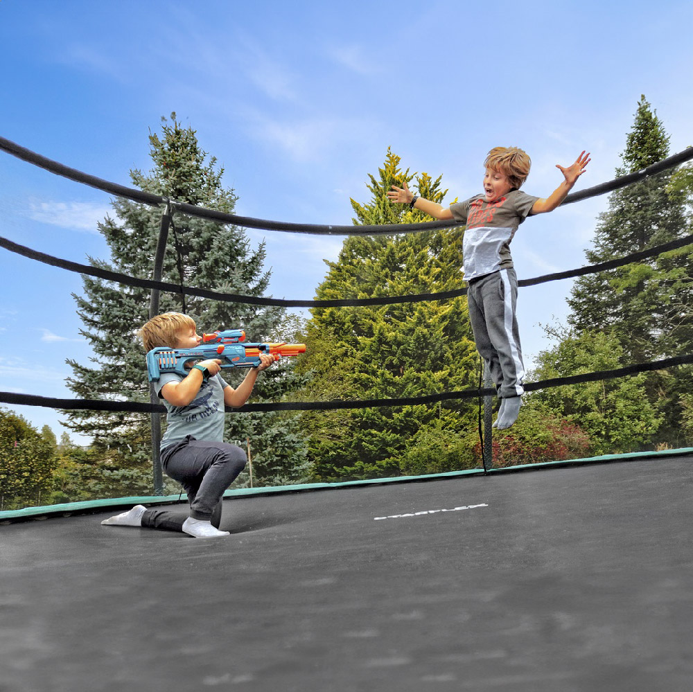 Jeux dans un trampoline